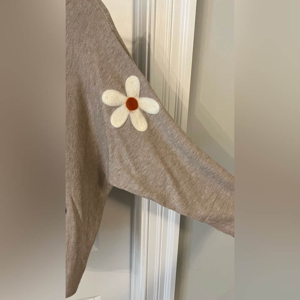 Aeda Tan Sweater with Floral Design - Picture 3 of 6